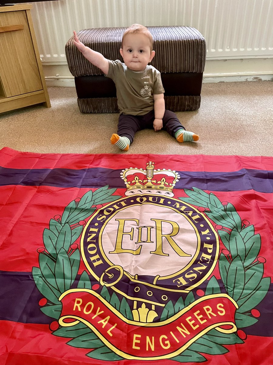 When your big brother is a Rifleman and daddy @The_RE_LE is a Sapper, it’s only right to fly both their flags 🇬🇧 #militaryfamily #riflesregiment #royalengineers