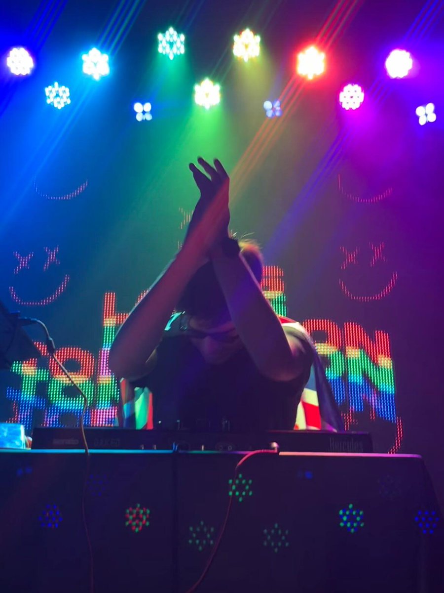 Fue una fiesta complicada en parte, hubieron comentarios negativos y positivos, pero elijo quedarme con lo bueno. Felicitar a <a href="/nanomontyear/">nano</a> y a la banda, agradecer a <a href="/onediparty_uy/">One Direction Party 🇺🇾</a> por permitirme formar parte une vez más, y sobretodo a ese increíble público y su buena onda 🙏🏻