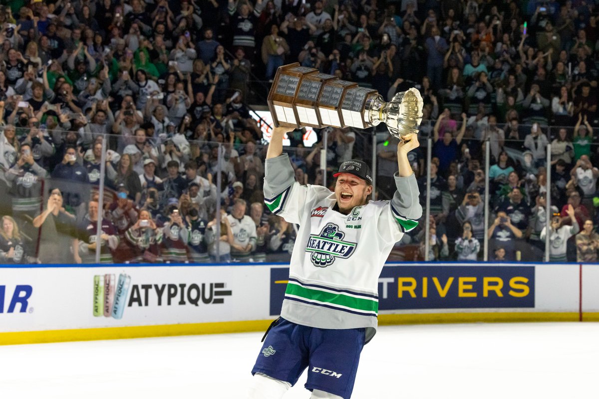 wolter_liz's tweet photo. CONGRATULATIONS! The @seattlethunderbirds WIN THE 2023 Western Hockey League CHAMPIONSHIP! Shot for @CirclingSports / @CSS_Futures.📷
@wolter_liz
#BestInTheWest #WHLChampionship #WHL #SEAvWIN #WHLPlayoffs #SeattleThunderbirds #BradLambert #DylanGuenther #JaredDavidson https://t.co/B60Af32MhJ