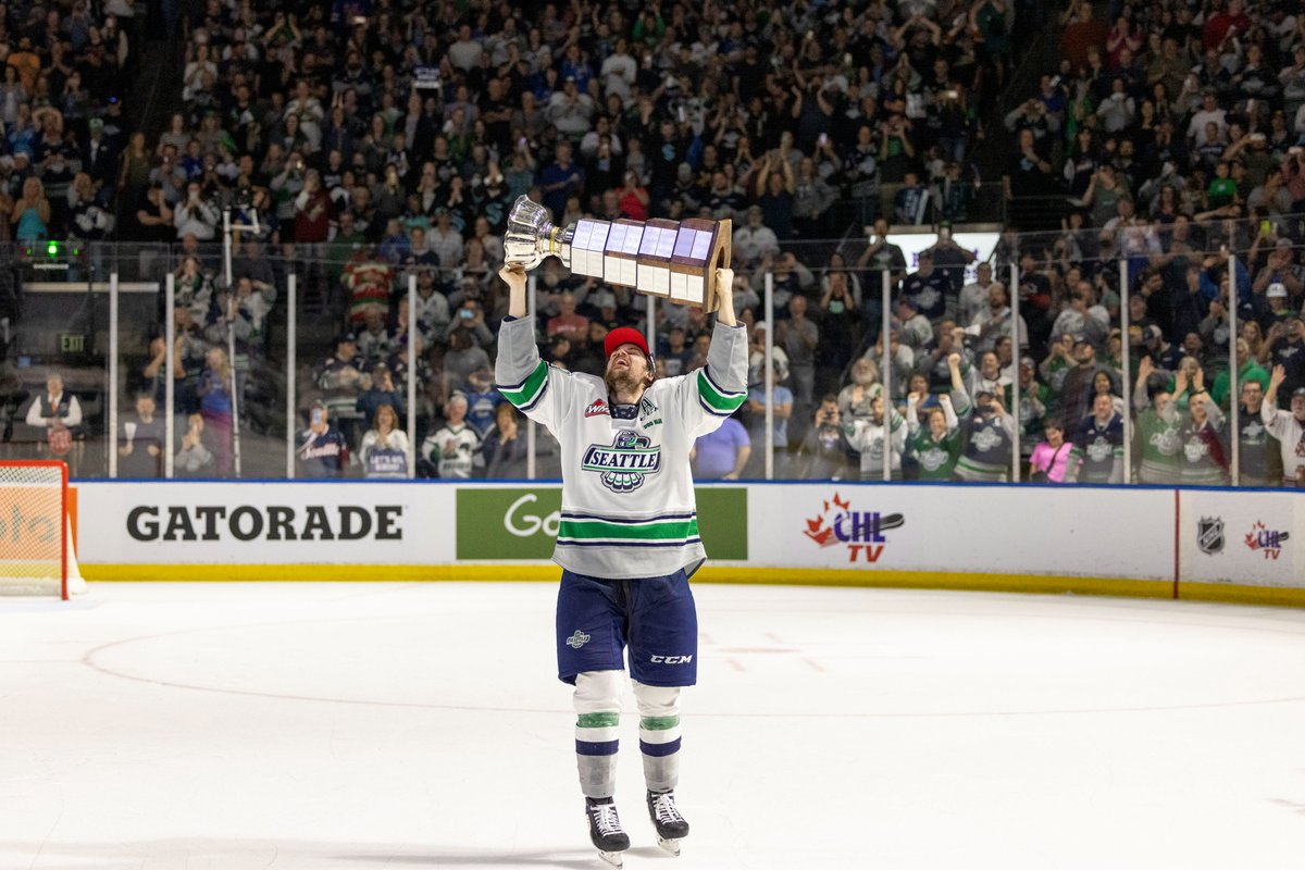 wolter_liz's tweet photo. CONGRATULATIONS! The @seattlethunderbirds WIN THE 2023 Western Hockey League CHAMPIONSHIP! Shot for @CirclingSports / @CSS_Futures.📷
@wolter_liz
#BestInTheWest #WHLChampionship #WHL #SEAvWIN #WHLPlayoffs #SeattleThunderbirds #BradLambert #DylanGuenther #JaredDavidson https://t.co/B60Af32MhJ