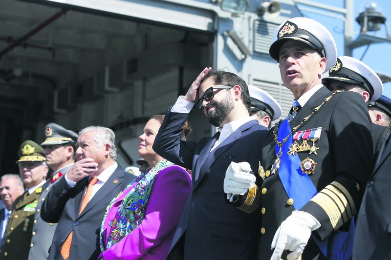 ChileADiario's tweet photo. Durante la conmemoración de la gesta de Arturo Prat, el Comandante en Jefe de la Armada se refirió a la muerte de un hombre discapacitado: "Como marinos, repudiamos este tipo de hechos de violencia", aseguró.
Léalo aquí 👇
https://t.co/HPdvTtgAfY https://t.co/ZV0vXKiHVS