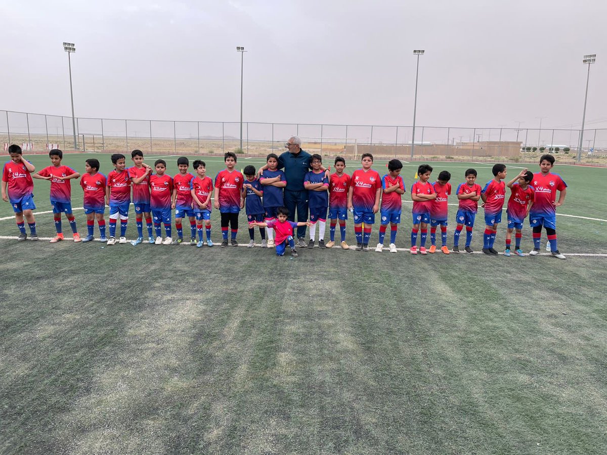 nfi_1's tweet photo. تُقدم جمعية التنمية بنفي برامج تخدم جميع الفئات ومنها فئة الصغار بالتعاون مع أكاديمية أكس فور الرياضية .والتي كرمت اللاعب (أنس ) وحصوله على اللاعب المثالي لهذا الأسبوع وسيتم تكريم (لاعب) كل أسبوع طبقاً لإلتزامة مع زملائه خلقياً والمواظبة على الحضور والتطور في الأداء داخل الملعب . https://t.co/gHSfmIorTc