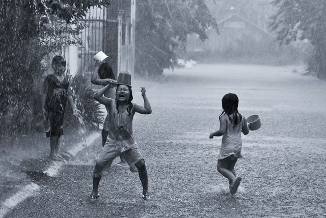 No existen infecciones respiratorias que se transmitan por:

❌Pisar el suelo descalzo.
❌Una corriente de aire.
❌Por clima frío.
❌Por beber agua o bebidas frías.
❌Por no ponerse medias o abrigos.
❌Por mojarse con la lluvia.

Las infecciones respiratorias se adquieren por