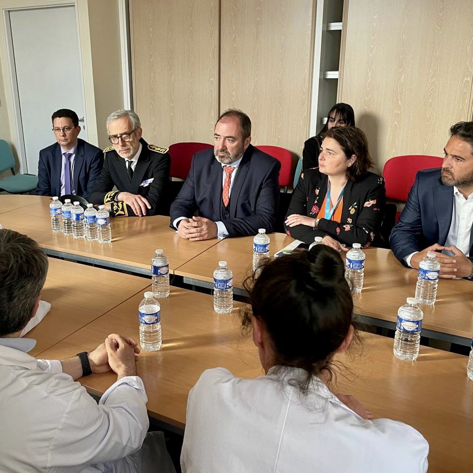 J’étais ce soir avec les équipes du <a href="/CHUdeReims/">CHU de Reims</a>, choquées par la violente agression de deux collègues cet après-midi, pour qui j’ai une pensée émue. Je réunirai en fin de semaine tous les acteurs concernés, afin de trouver des solutions prioritaires pour la sécurité des soignants