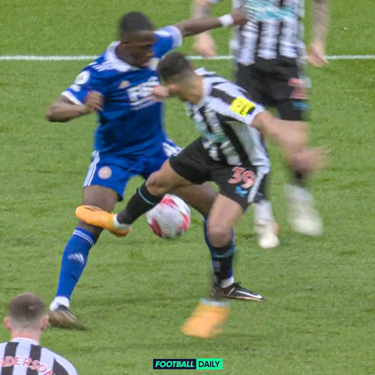 footballdaily's tweet photo. Should Bruno Guimarães have seen red for this?! 🤔

VAR checked it and it's only a yellow card 🟨 https://t.co/PkyZXiYtmh