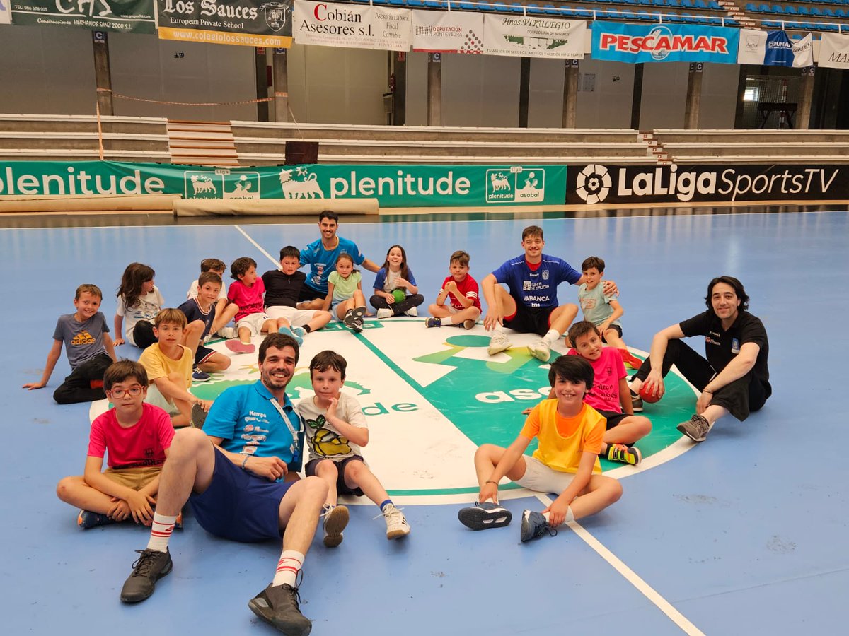 🤾‍♂️ ¡Pero qué bien lo pasaron hoy los peques del Club entrenando con los jugadores del equipo de @ASOBAL @AlexChan_ y @CalinDedu! GRACIAS 💙🤍 #SomosCisne #OrgullososdoNoso