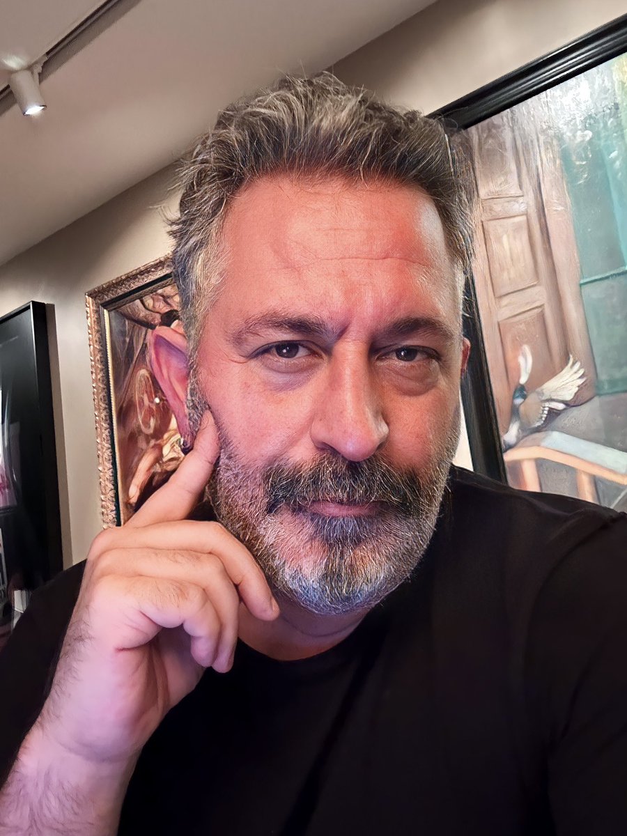 Cem Yılmaz:

"2.turda oyum Kemal başkana. Siyasetten hoşlanmamak ile vatandaşlık görevi sorumluluğu aynı şey değil. 

Gençler en önemli vatandaşlık görevinizi lütfen yerine getirin oy kullanın."