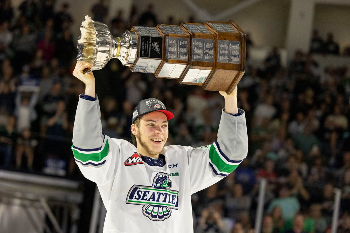 wolter_liz's tweet photo. CONGRATULATIONS! The @seattlethunderbirds WIN THE 2023 Western Hockey League CHAMPIONSHIP! Shot for @CirclingSports / @CSS_Futures.📷@wolter_liz
@TheWHL #BestInTheWest #WHLChampionship #WHL #SEAvWIN #WHLPlayoffs #SeattleThunderbirds #BradLambert #DylanGuenther #JaredDavidson https://t.co/GimqeIGKXy