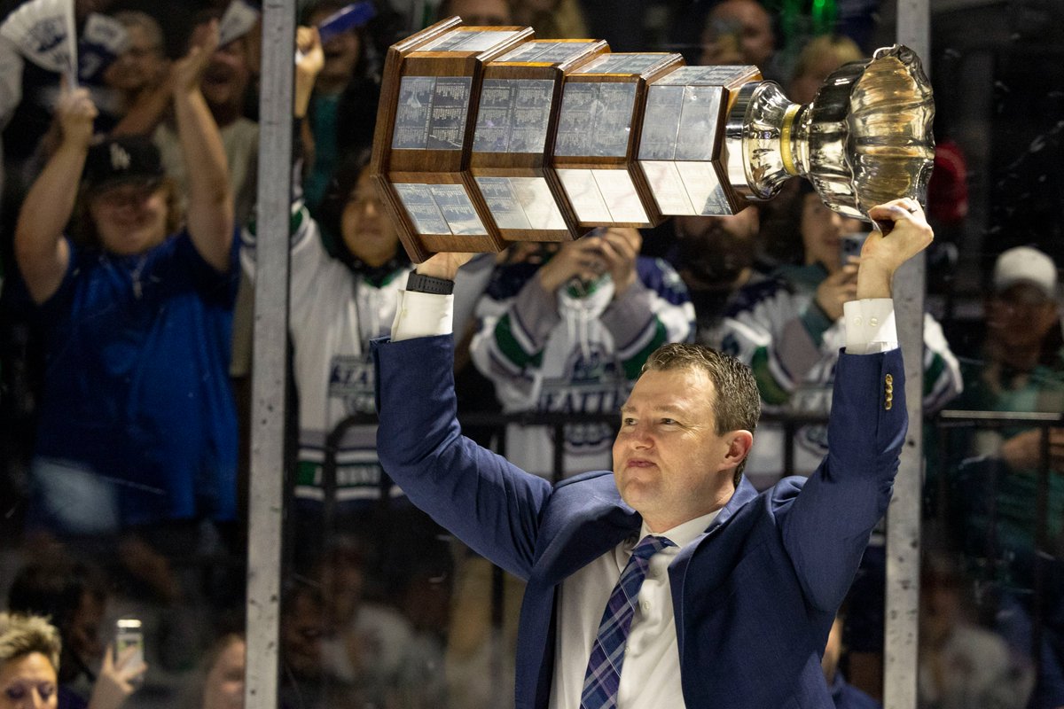 wolter_liz's tweet photo. CONGRATULATIONS! The @seattlethunderbirds WIN THE 2023 Western Hockey League CHAMPIONSHIP! Shot for @CirclingSports / @CSS_Futures.📷@wolter_liz
@TheWHL #BestInTheWest #WHLChampionship #WHL #SEAvWIN #WHLPlayoffs #SeattleThunderbirds #BradLambert #DylanGuenther #JaredDavidson https://t.co/GimqeIGKXy