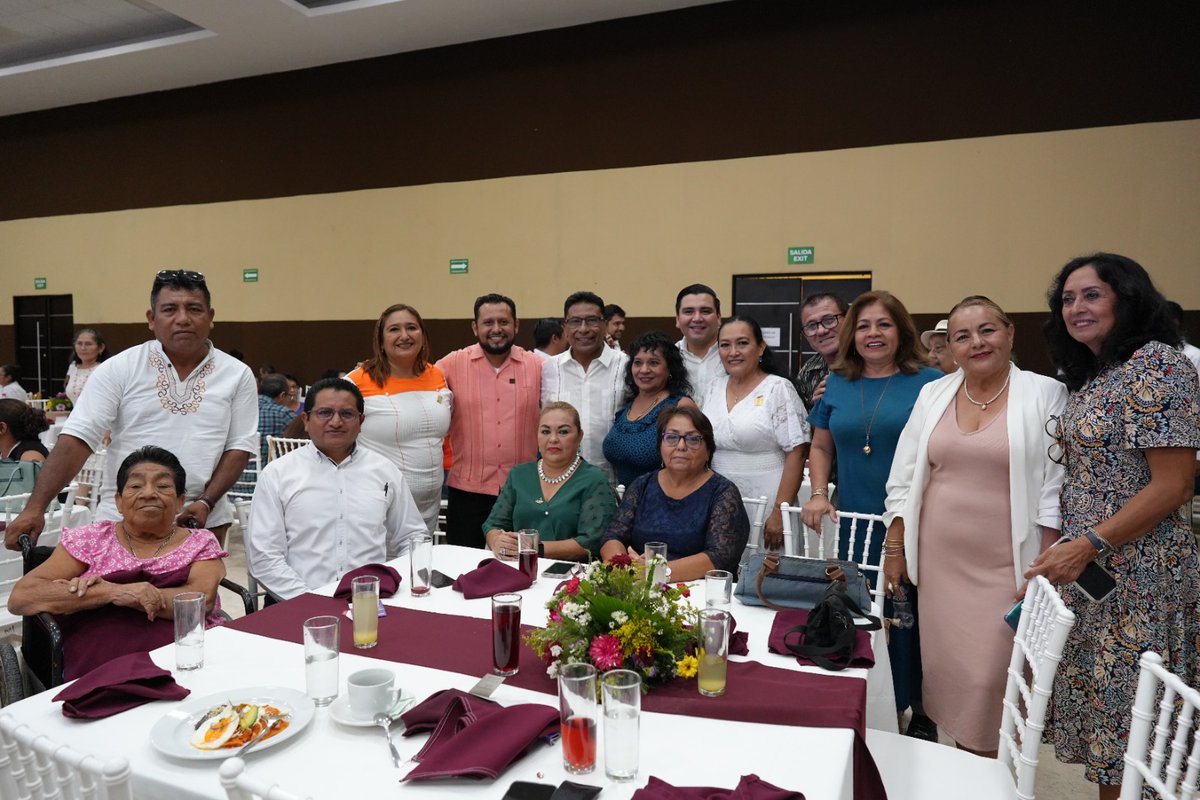 EstudiaEnCancun's tweet photo. En reconocimiento al personal jubilado y administrativo perteneciente a la Sección 25 del SNTE, continuamos celebrando el Día de la Maestra y el Maestro, en agradecimiento a los años de servicio que entregaron a la niñez del municipio de Othón P. Blanco. https://t.co/tXTi4ZkRb3