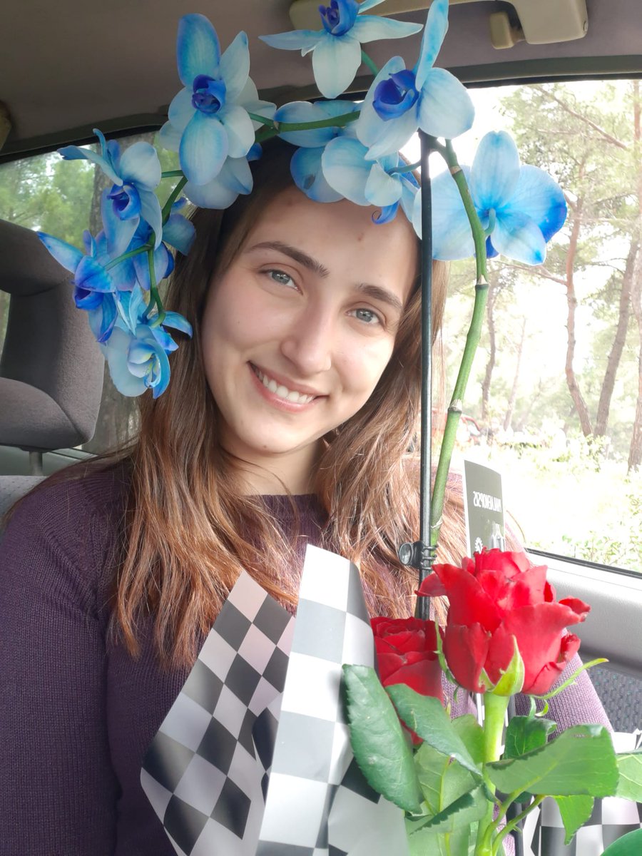 Sen hep böyle güzel bak olur mu güzel gözlüm , etrafından duran çiçekler sana bakıp senin tatlılıgına doyamasinlar.💙🧿💜