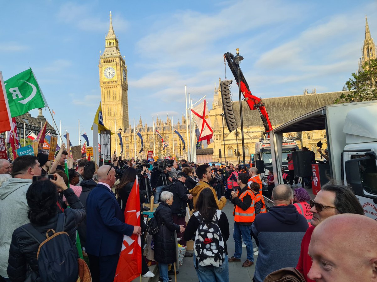 Great rally defending the right to strike hosted by @The_TUC this evening. The government want to talk minimum service levels. Why don't they start by implementing them for our schools? - Every child to have a qualified teacher - Every child to have the SEND support they need -