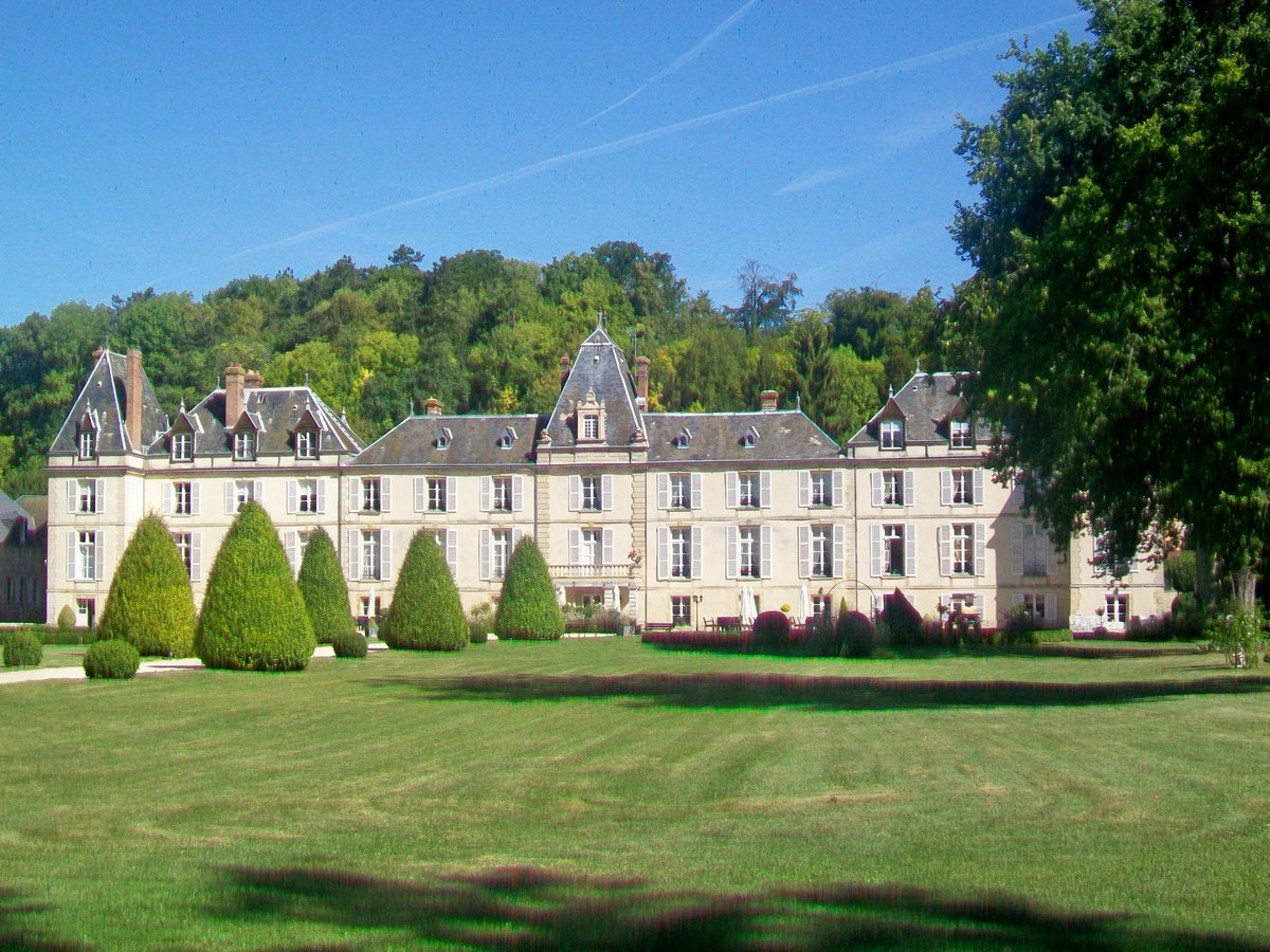 ThereseBaillard's tweet photo. Le #château d’#Aveny, situé au #VexinsurEpte dans l'#Eure en #Normandie, a été édifié sur les bases d'une maison forte du XIe siècle. D’importants travaux de restauration ont été réalisés au XVIIIè s. avec parc, potager, écuries. Le corps principal mesure 75 mètres de long. https://t.co/NAVTtAWnYH
