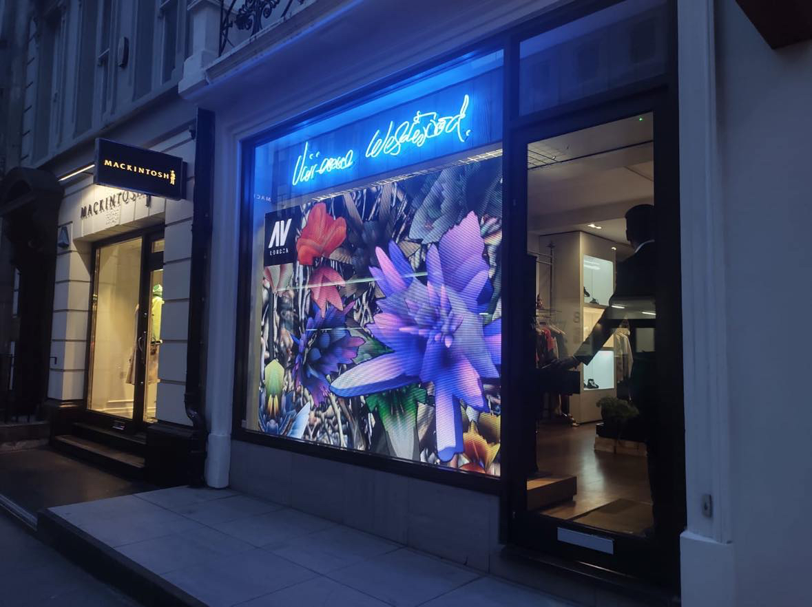 #ChelseaFringe continues into the evening @viviennewestwood on Conduit Street, London W1. A beautiful video of digitally produced flowers showing their diversification of form in a future environment. Part of an ongoing project from @phildobsonartist #chelseafringefestival
