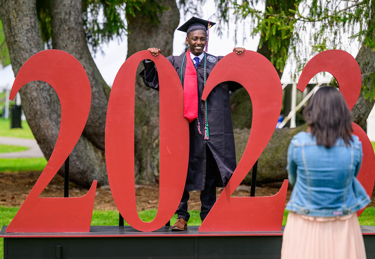 colgateuniv's tweet photo. โYou are to be recognized and admired for such perseverance and work. You were the class that history touched, now a class entering a changed world. You are ready now, ready for that changed world." #Colgate2023
https://t.co/ldC83iL6ew https://t.co/Zoexphhd4u
