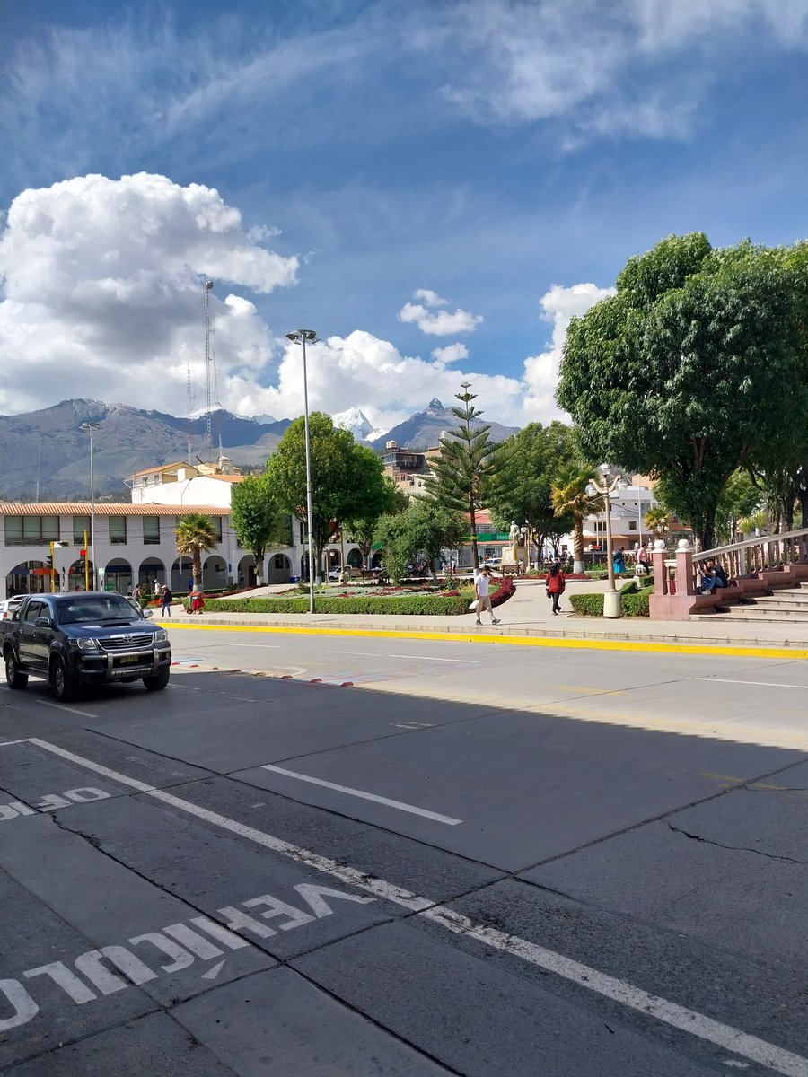 Jimmyenlanada's tweet photo. Estoy acá feliz en la plaza tomando un helado y viendo los nevados.
¿Por qué regresar a Lima? https://t.co/Om36iL3FH4