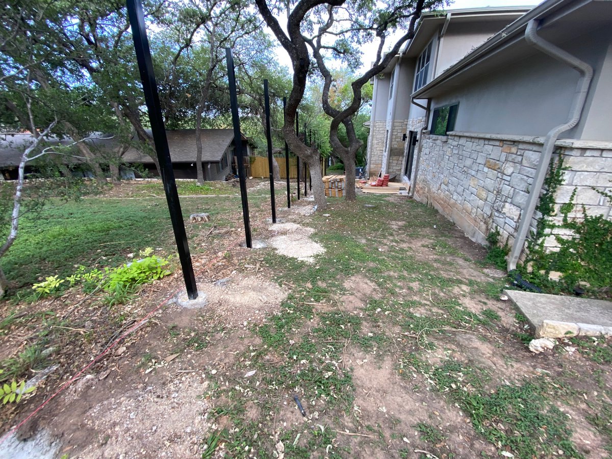 Luke Storey's Finn St. residence in Lakeway features an impressive Horizontal Fence for the perfect mix of privacy and style! 

#LakewayTX #HorizontalFence #FenceGoals #AustinHomes #LocalBuilders
BuilditATX.com