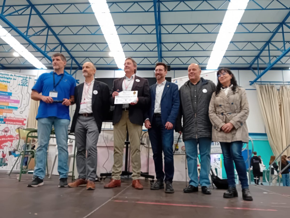 ToniMorenoRey's tweet photo. Encantado y agradecido de  haber compartido la jornada con los compañeros del COITT/AEGITT de Cantabria, grandes profesionales y personas, colaborando con el gran evento @CantabRobots @feriasteamakers que tubo lugar en @iesvturienzo con gran éxito. https://t.co/4SDBvk6Yc9