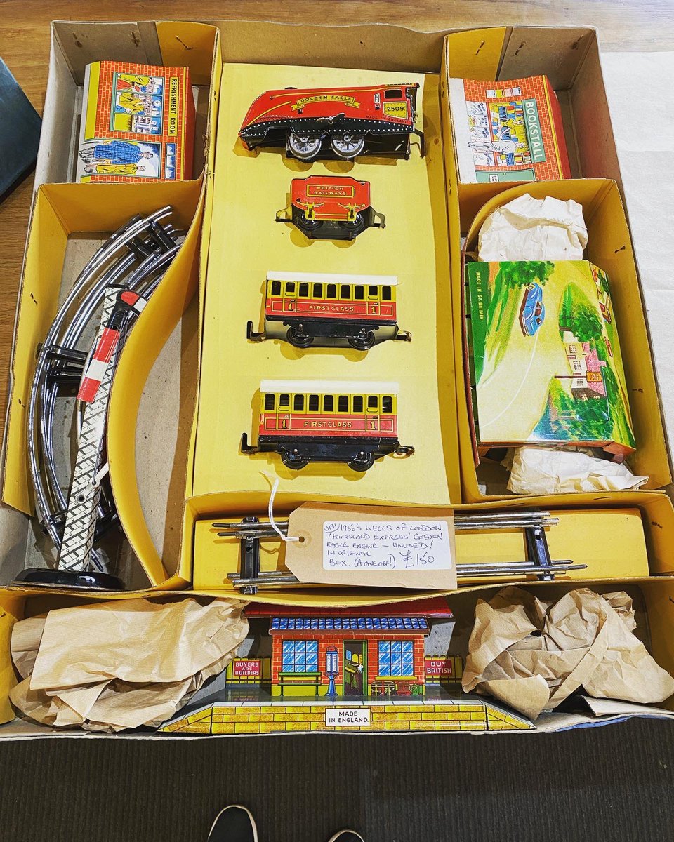 Leaving you this evening with an unused,boxed 1950’s Wells of London Kingsland express golden eagle engine. Have a lovely evening all! 
#kingsland #wellsoflondon #traincollectors #kingslandexpress #goldeneagleengine #50strain #toytrain #vintagetoytrain #unusedtoy #vintagetoys