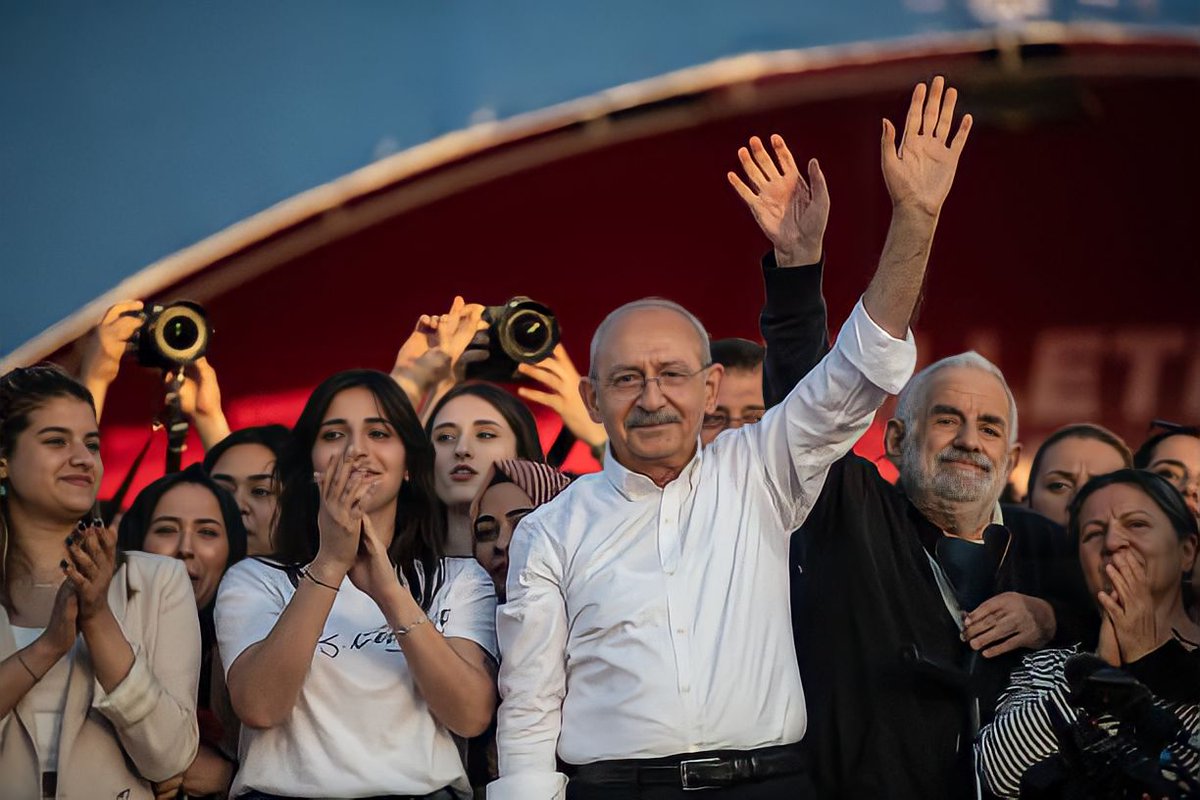 68 yaşında 1 ay Ankara'dan İstanbul'a yürüdü. 74 yaşında 10 saatlik programa çıkıyor. Tek tek cevap veriyor. Kaçmıyor. Herkesi kucaklıyor. Gelin değişime ortak olalım.