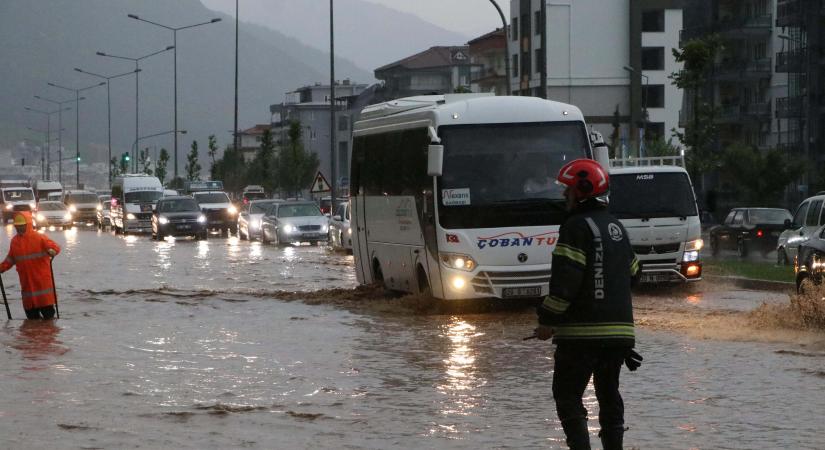 Denizli'de Sağanak Yağış Etkili Oldu Mehtap Göloğlu - #AkilliGundem akilligundem.com/denizlide-saga…