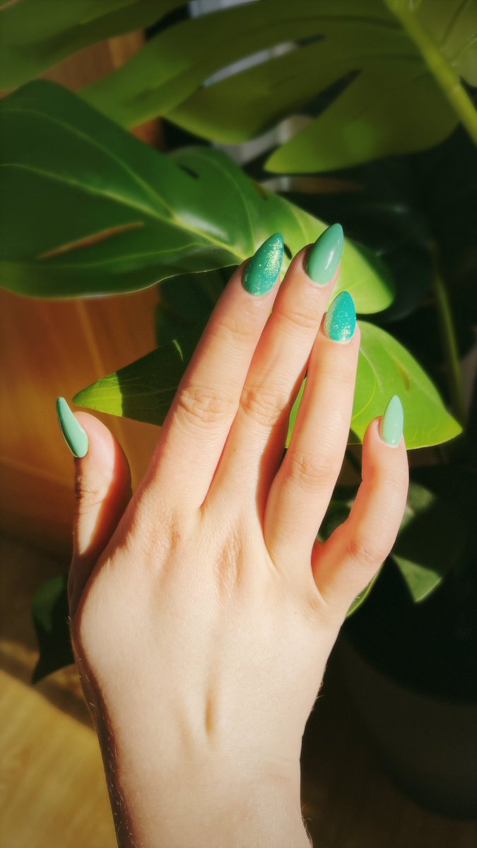 xYouseix's tweet photo. Did someone say #MerMay nails? ๐
๐ผโจ
Simple, yet classy, and inspired by my favourite Disney princess ๐ง๐ผโโ๏ธ๐๐ Done by the amazing Pam at @AtaraNail ๐ฟ๐
#nails #nailsofinstagram #mermaid #nailart #aesthetic #green #glitternails #princessnails #ariel #littlemermaid https://t.co/z75uSdiAf9