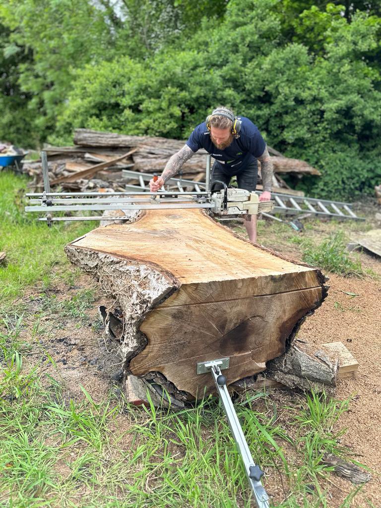 Good day milling this lump of Walnut with @therustictreecompany showing me the ropes 🤟🏻

#treesurgery  #treesurgeon  #London  #Local  #Northlondon  #Enfield  #Barnet  #Hertfordshire #Hertford #Hoddesdon #ware #milling #millingwood #liveedge #alaskinmill #chainsawmill #woodworker