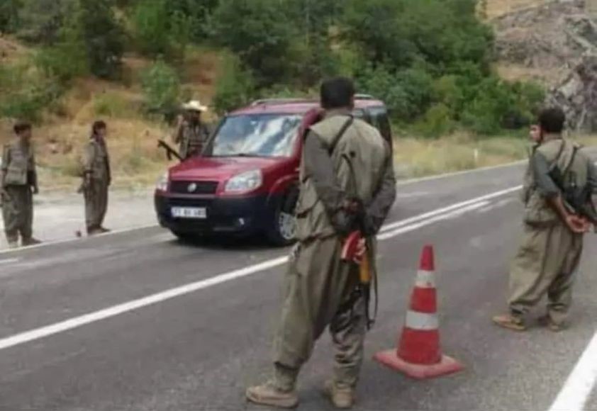 Çok değil daha 20 yıl öncesinde, PKK yol kesip kimlik kontrolü yapıyordu , Reis giderse bugünler çok uzak değil ..
Özellikle 30 yaş altı iyi baksın bu resme...

  Cumhurbaşkanı Erdoğan Bahçeli Aliyev Koltuk Yazıklar #MevzularAcıkMikrofon Babacan Azerbaycan Sakarya Fatih Erbakan