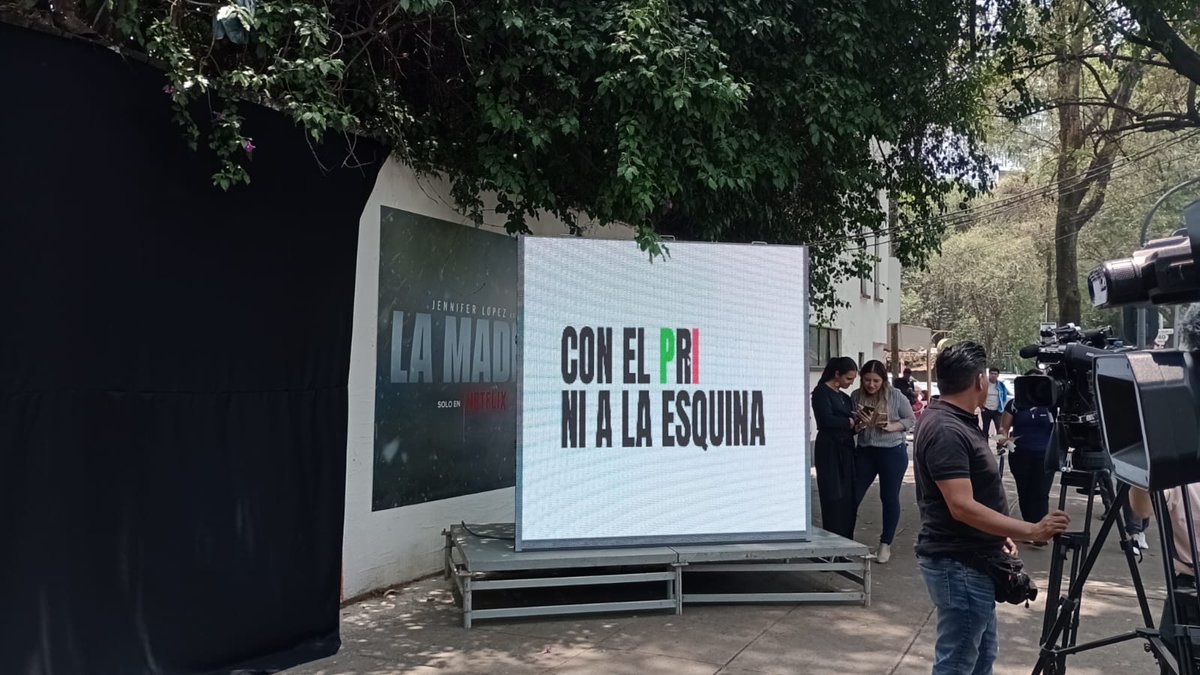 PublimetroMX's tweet photo. .@MovCiudadanoMX cancela el evento de la campaña "#NoAlPRI", por no haber las condiciones para llevarse a cabo; al lugar llegaron dirigentes del tricolor a evitar que se realizará. https://t.co/k1Jg8MSKE4
