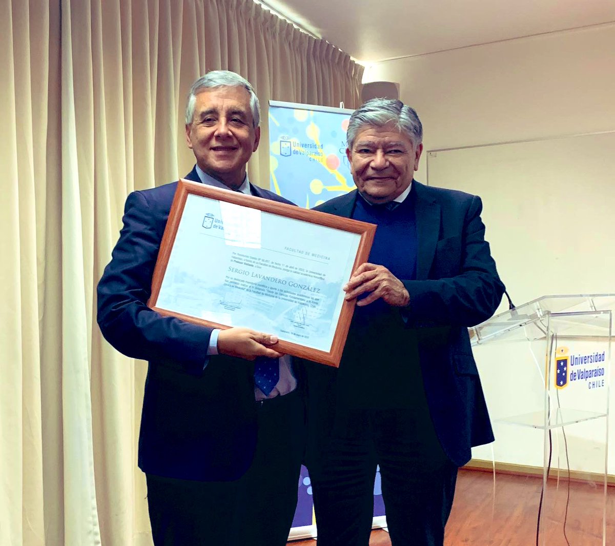 Sergio Lavandero (@sergiolavandero) on Twitter photo El pasado viernes, la Facultad de Medicina de <a href="/uvalpochile/">Universidad de Valparaíso</a> me entregó el reconocimiento académico honorífico de “Profesor Visitante”.
Muchas gracias por este galardón, es un privilegio ser parte de esta institución y contribuir al avance de la ciencia médica en regiones El pasado viernes, la Facultad de Medicina de <a href="/uvalpochile/">Universidad de Valparaíso</a> me entregó el reconocimiento académico honorífico de “Profesor Visitante”.
Muchas gracias por este galardón, es un privilegio ser parte de esta institución y contribuir al avance de la ciencia médica en regiones