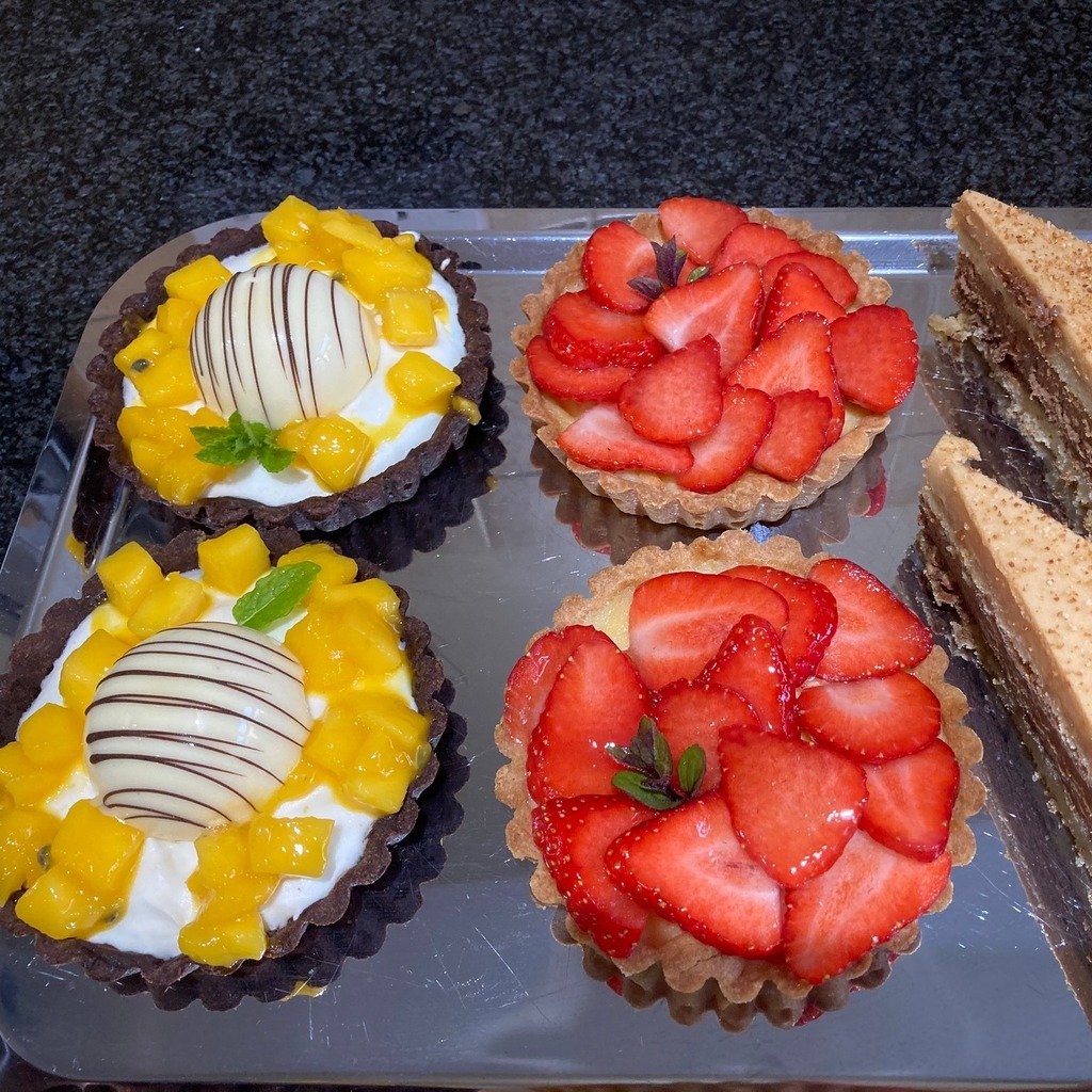 Delicious desserts at this Thursday's market at @abergavennyfm.
Please pre order to avoid disappointment: ift.tt/3hPJnxE

 #instadelicious #sweettreats #farmersmarketssouthwales #bevreedchocolates #seasonaldesserts #bevreedpâtisserie #abergaven… instagr.am/p/CsjlOy1IBx6/