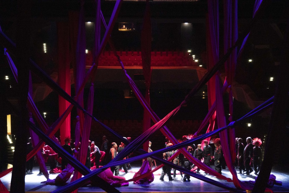 Zum ersten Mal kommt #EthelSmyth s letzte Komposition, die Vokalsinfonie #ThePrison, szenisch auf die #Bühne. Die Inszenierung zwischen #Live-#Installation und #Theater lädt das Publikum mitten in die Szene...
➡️ 25. &amp; 27.05., 03. &amp; 11.06., 13.07. 
➡️ bit.ly/prison_stada