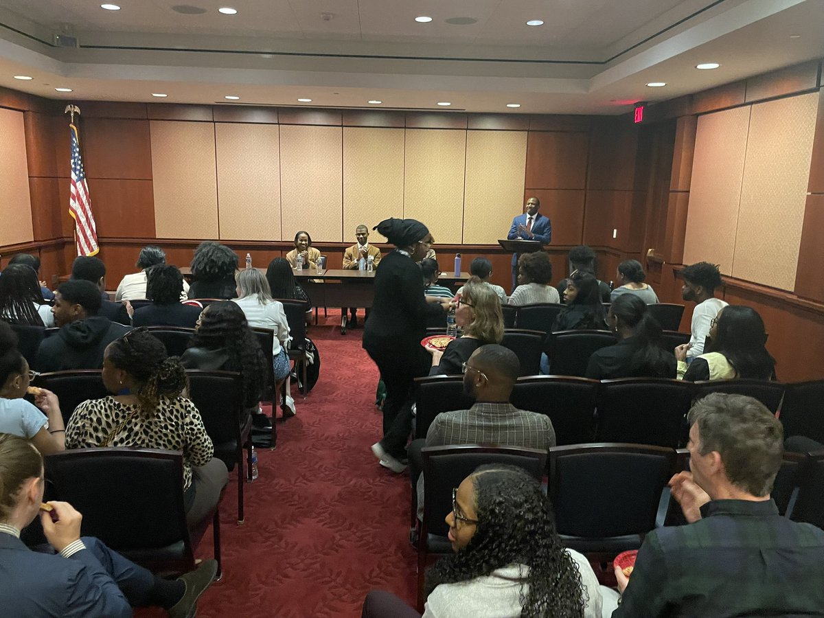 DCPSSocStudies's tweet photo. The DCPS Social Studies team was pleased to coordinate a visit for several high school students with the Senate Black Legislative Staff Caucus today!! https://t.co/hmSA52fIAS