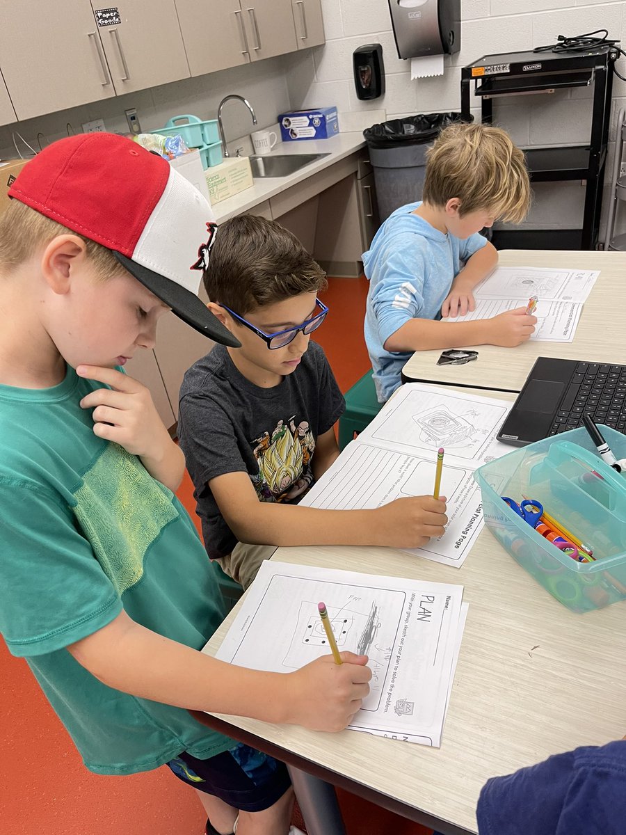 MsSaraSpain1's tweet photo. Today we collaborated with STEAM so the kids could plan their Solar Ovens. They worked on commercials, and a plan to execute their build. 🍫 @MrsRedd7 @OldHundredES https://t.co/3wPGuX00ap