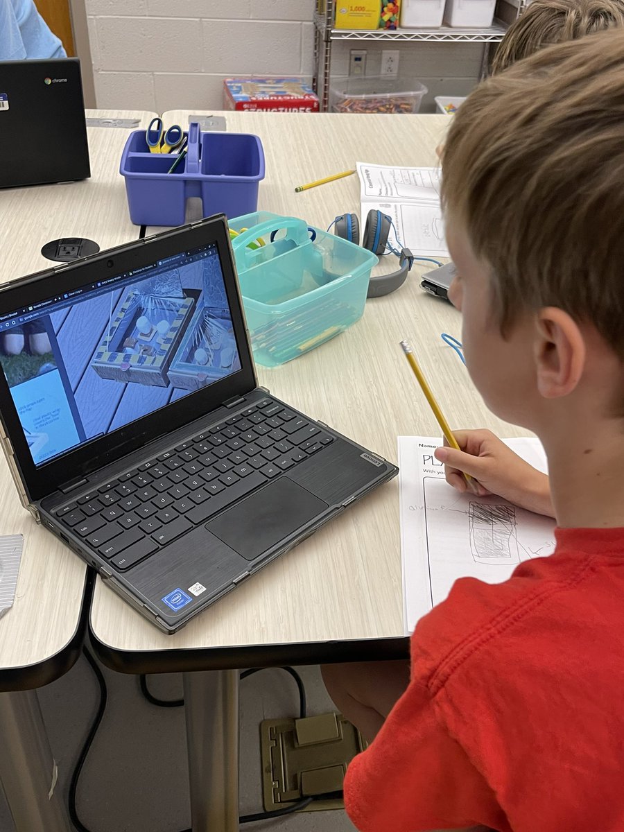 MsSaraSpain1's tweet photo. Today we collaborated with STEAM so the kids could plan their Solar Ovens. They worked on commercials, and a plan to execute their build. 🍫 @MrsRedd7 @OldHundredES https://t.co/3wPGuX00ap