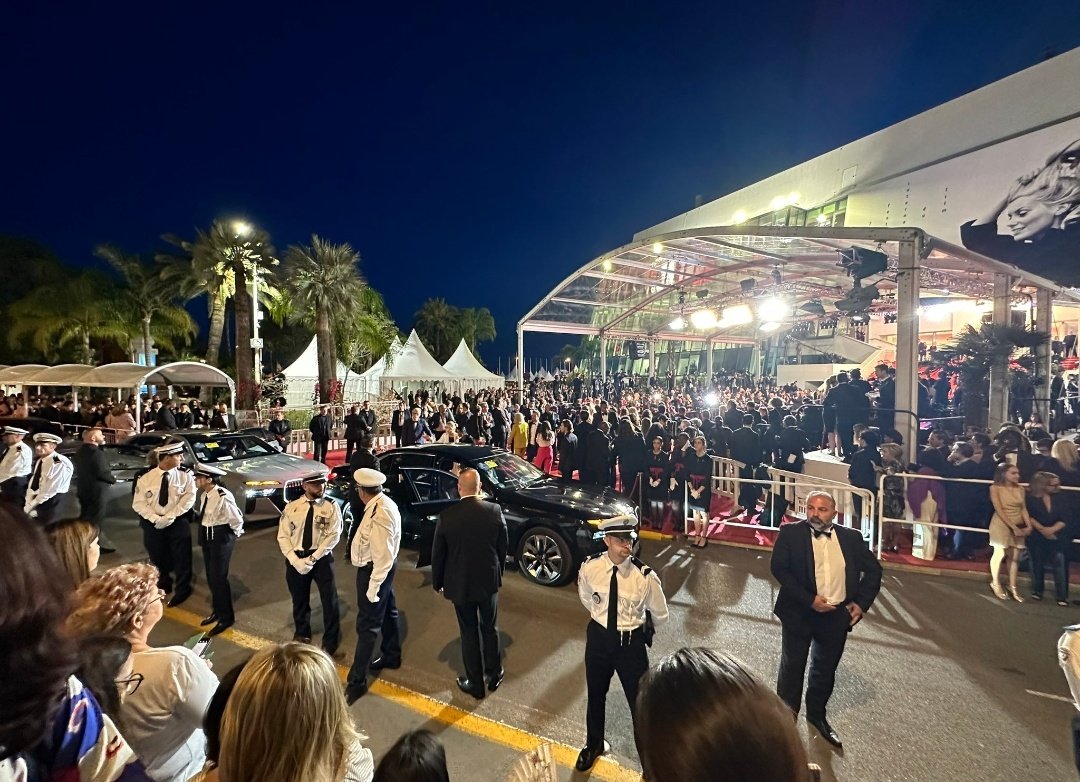 bponrepeat_1's tweet photo. The Idol team is here

JENNIE CANNES FESTIVAL
 #JENNIEatCANNES https://t.co/qngVA2x4iQ