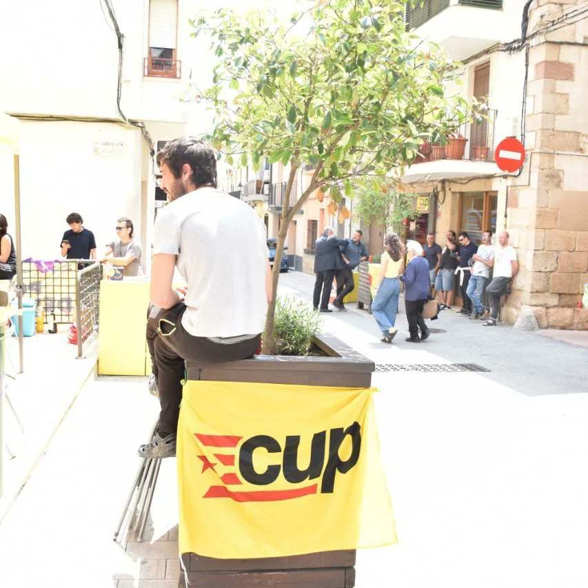 cuplaselva's tweet photo. 🌱 Diumenge mentre fèiem el vermut vam conversar amb @GeCodinSe 

👉La CUP som municipalistes i bastim un projecte des dels pobles i barris per l'alliberament nacional i social dels Països Catalans

#FemNet #SiguemDesicives #votaCUP #GentQueLluiti https://t.co/cqsauJonuf