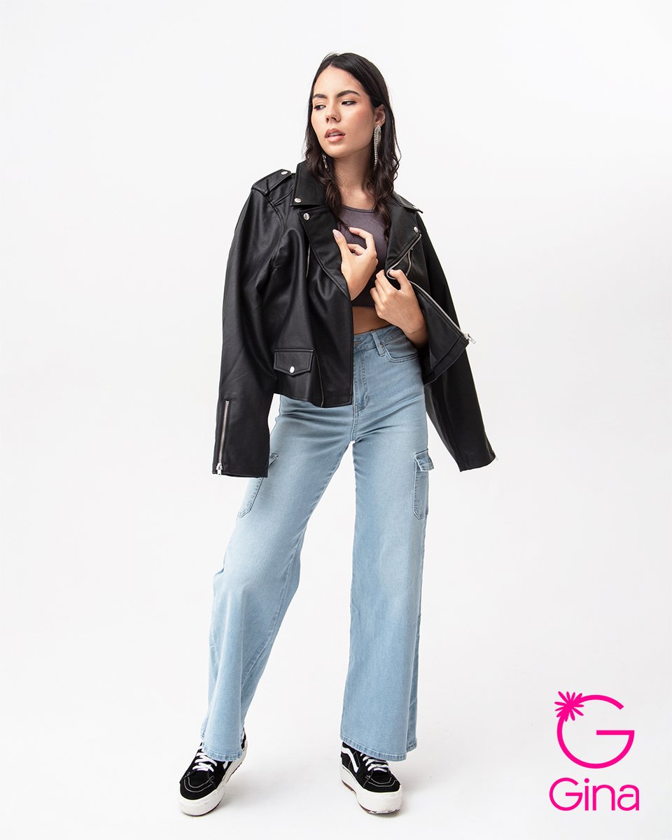 Hoy tenemos un VS de chaquetas 😍
 
¿Cuál prefieres, roja o negra? 🤔

#TiendasGina #Venezuela #Gina #Moda #Dama