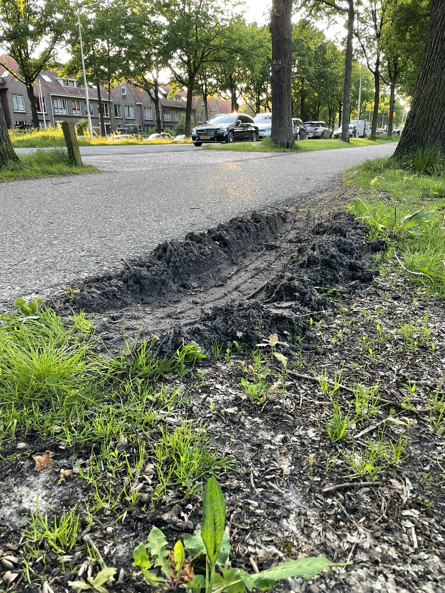 Voor de zoveelste keer weer de berm aan de huizenkant kapotgereden met als gevolg zand bij regenval,glad fietspad en wateroverlast kunnen hier geen waterdoorlatende stenen gelegd worden