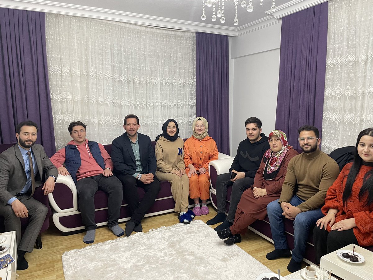 Pursaklar 🙋🏼‍♂️

Şerife 14 Mayıs’ta ilk defa oy kullandı.Vatandaşlık görevini yerine getirmenin yanında son sandık açılana kadar sahadaydı.

28 Mayısda da topyekün sahadayız.
Sandıklara sahip çıkacağız 🗳️

Şerife ve ailesinin misafiriyiz.

#ReisİçinBendeVarım