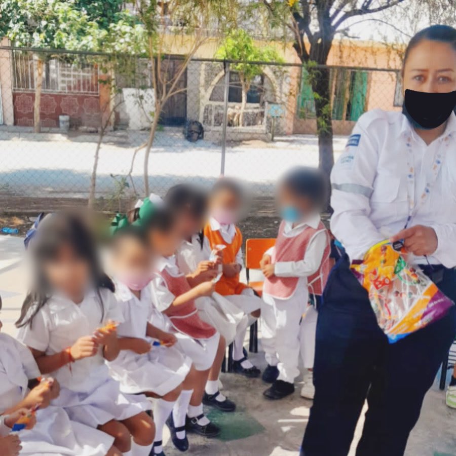 #EducaciónVial 👮🏻‍♀️
Agentes viales visitan el Jardín de Niños “Centenario de la Revolución”, en Fraccionamiento Ana, donde impartimos sesión de #SeguridadVial a alumnos y docentes del plantel.