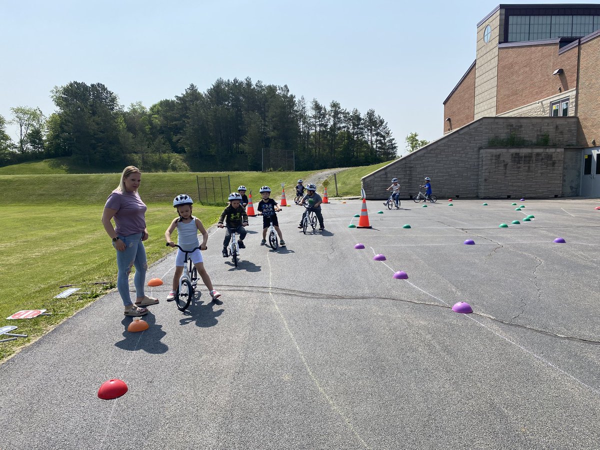 canjoPE's tweet image. Great day going over bike safety and rules of the road and trails with our SRO Officer Peruzzi! @CanajoharieCSD @AllKidsBike