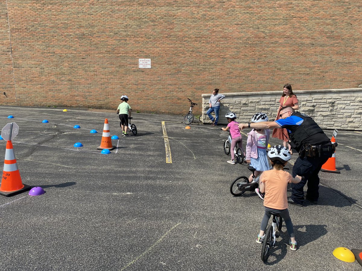 canjoPE's tweet image. Great day going over bike safety and rules of the road and trails with our SRO Officer Peruzzi! @CanajoharieCSD @AllKidsBike