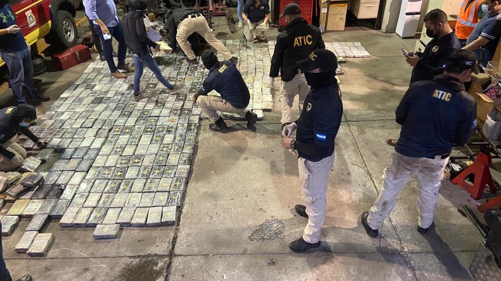 Abriendo_Brecha's tweet image. #Judiciales 
10 años de cárcel para conductor de cisterna capturado por #ATIC con cerca de media tonelada de cocaína➤acortar.link/9tWqg6