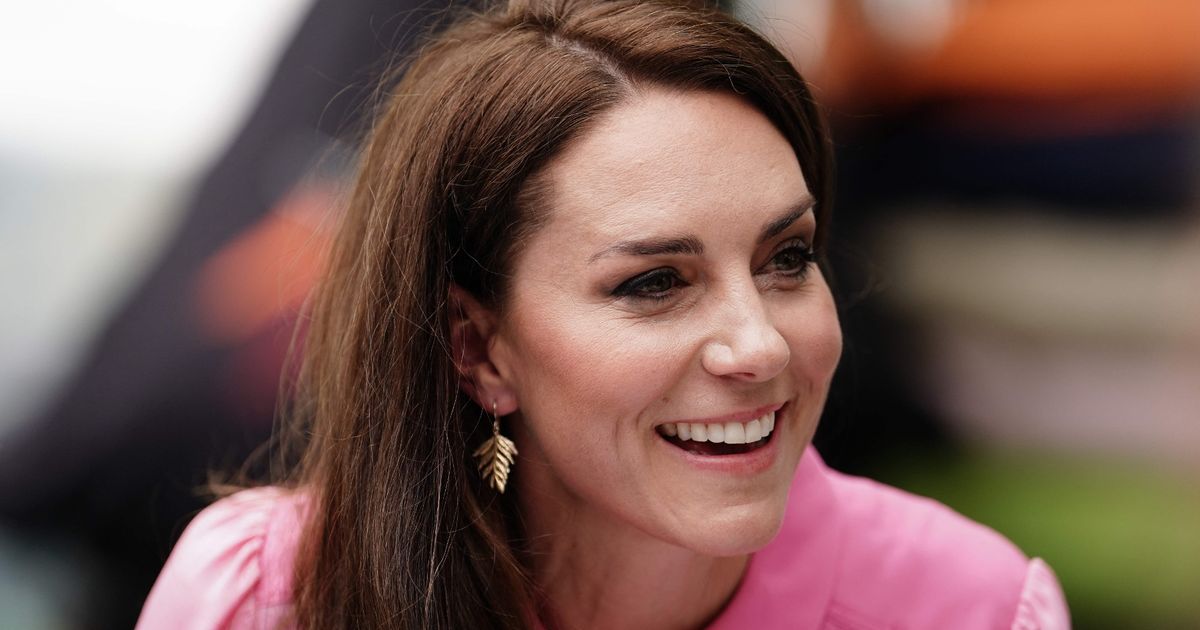 MirrorRoyal's tweet photo. Kate's candid five word reply when schoolgirl asks what royal life is like https://t.co/9NOHcQPXW2 https://t.co/WvMDLZELTb