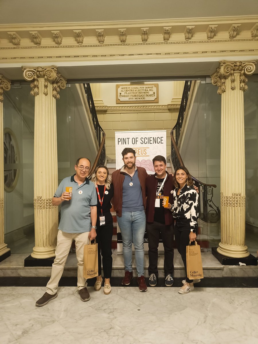 Acaba el día 1️⃣ de <a href="/pintofscienceES/">Pint of Science ES</a> con 3 fantásticos ponentes hablando sobre:
🍭 #glucosa (Carlos Gómez) beneficios y riesgos 
🚬 #tabaco <a href="/Cristinareyr/">Cristina</a> y cómo dejar de fumar
🫒 #aove (Agustí Romero) <a href="/irtacat/">IRTA</a> y porqué nos gusta el aceite de oliva 
<a href="/divulgaTGN/">Divulgació Científica al Camp de Tarragona</a> <a href="/guarque_rus/">Albert Guarque Rus</a>