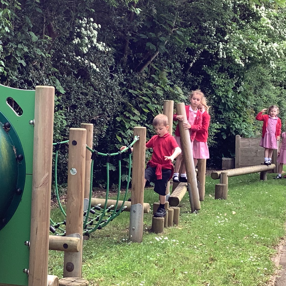Barfordstpeters's tweet photo. A lovely refreshing awe and wonder walk this morning after reading Genesis 1 & 2, (The Creation Story) followed by a quick explore around the trim trail. #bspEYFS #bspScience #bspRE https://t.co/4CVqxZOdHR