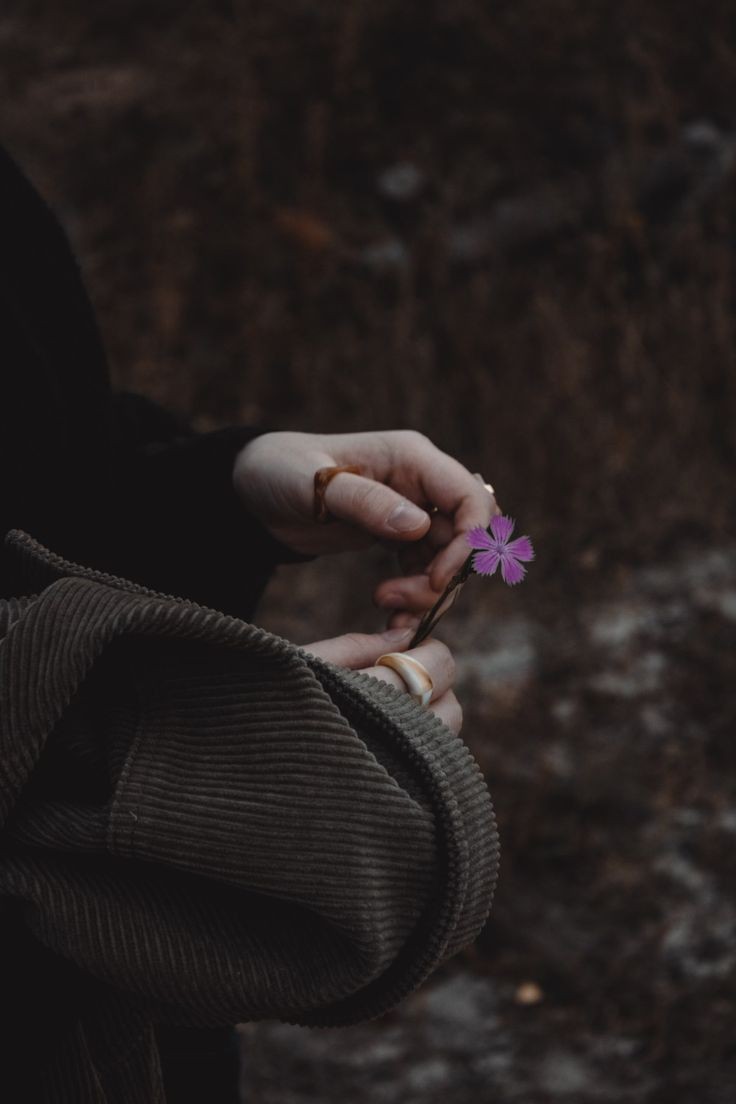 "Hatır bilmez insanlara,
gönül kahvenizden ikram etmeyin."🌸