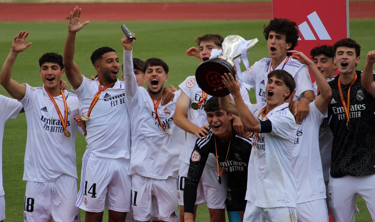 borja_ac10's tweet photo. ¡Campeones una vez más!🤍🏆 https://t.co/c2i2RpOf0R