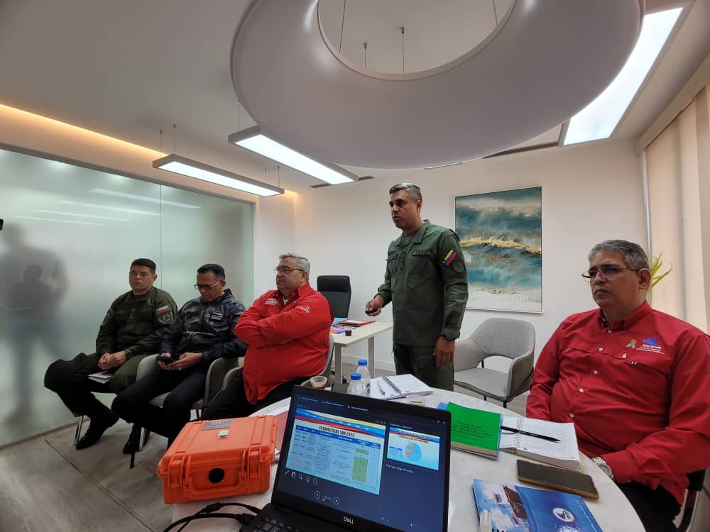 AB_Guardacostas's tweet photo. En la sede del @inea_venezuela el @VA_AgueroJorge #COMGUARD, sostuvo reunión con el GD. Endes Palencia y el Alm Eladio Jiménez Rattia, Presidente del @inea_venezuela, quienes efectuaron análisis de las Estadísticas de los Casos de Búsqueda y Salvamento 2023. https://t.co/zzj9djk3ik